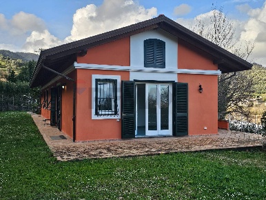 Foto Casa indipendente in Via Umberto D'agostino, Salerno di 300 m²