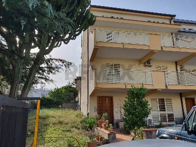 Foto Casa indipendente in VIA CESARE BATTISTI 246, Furci Siculo di 265 m²