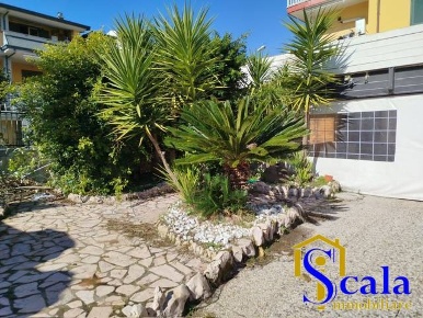 Foto Locale commerciale in via carducci, Portico di Caserta Centro