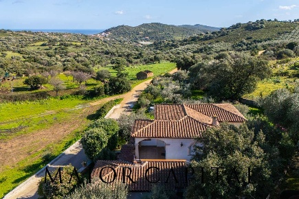 Foto Casa indipendente in Via Sarcidano, Budoni di 250 m² con 7 locali