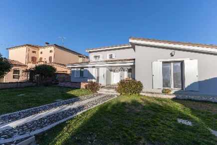 Foto Villa unifamiliare in Via Roma 126, Casalmoro di 280 m² con 5 locali