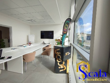 Foto Ufficio in via nazionale appia, Curti di 120 m² con 3 locali