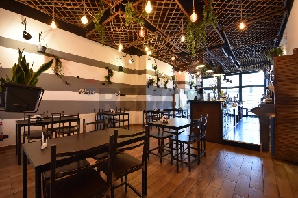 Foto Locale commerciale a Paruzzaro Centro di 200 m² con 3 locali