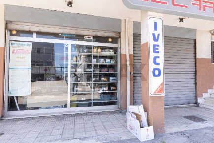 Foto Negozio in strada statale 114, Messina Mili di 209 m² con 1 locali