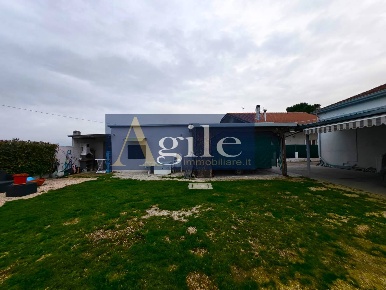 Foto Casa indipendente in viale tevere, Corropoli di 210 m² con 5 locali