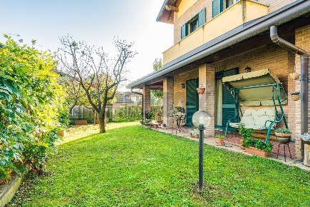 Foto Villa unifamiliare in VIA LEONARDO DA VINCI 215, Samarate Centro