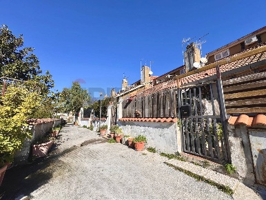 Foto Appartamento in Via Roma 100, Manziana di 105 m² con 5 locali