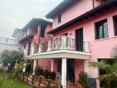 Foto Villa unifamiliare a Bernareggio Centro di 266 m² con 7 locali