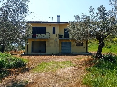 Foto Casa indipendente in Via Rocco Terenzi snc, Elice Centro di 240 m²