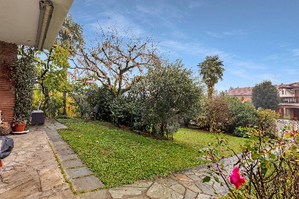 Foto Villa unifamiliare in Via Mandresca 23, Inverigo Centro di 306 m²