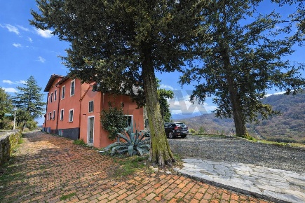 Foto Case semi ndipendenti a Calice al Cornoviglio di 350 m² con 12 locali