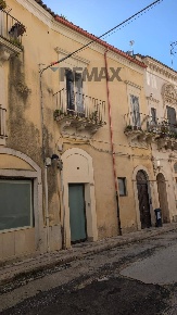 Foto Casa indipendente in piazza 16-17 maggio 1860, Ragusa Centro di 245 m²
