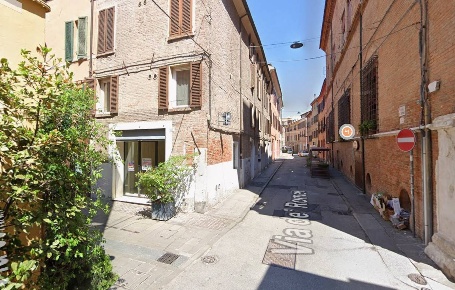 Foto Negozio in Via Contrari, Ferrara Centro Storico di 70 m² con 2 locali