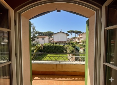 Foto Villa unifamiliare a Montignoso Cinquale di 120 m² con 6 locali