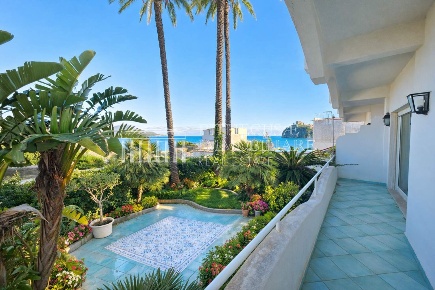 Foto Appartamento in Via Champault 24, Ischia Centro di 400 m² con 5 locali