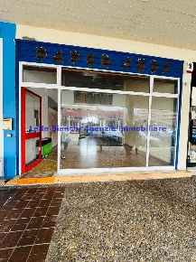 Foto Locale commerciale in VIALE LONDRA, Pesaro Baia Flaminia di 88 m²