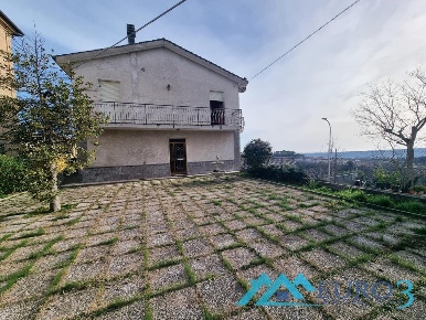 Foto Duplex a Montefiore dell'Aso di 250 m² con 9 locali in vendita