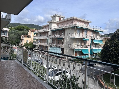 Foto Appartamento in Via Milano, Pietra Ligure Centro di 77 m² con 5 locali