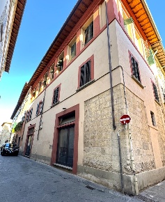 Foto Locale commerciale in Piazza del Duomo, Prato Centro Storico - Duomo