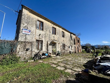 Foto Rustico a Ameglia Centro di 200 m² con 10 locali in vendita