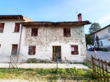 Foto Rustico a Teglio Veneto Centro di 110 m² con 5 locali in vendita