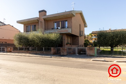 Foto Villa bifamiliare in Via Cervese 2305, Cesena di 233 m² con 9 locali