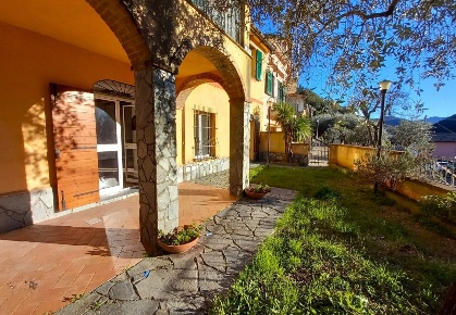 Foto Appartamento a Avegno Arbora di 84 m² con 5 locali in vendita