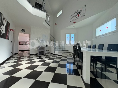 Foto Villa bifamiliare in Via Bares 4, Aviano Centro Storico di 143 m²