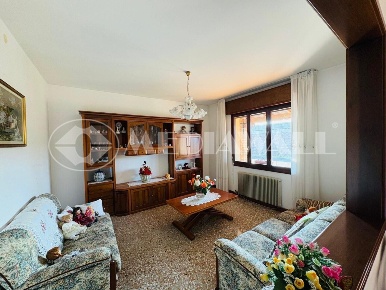 Foto Villa bifamiliare a Porcia Centro di 121 m² con 5 locali in vendita