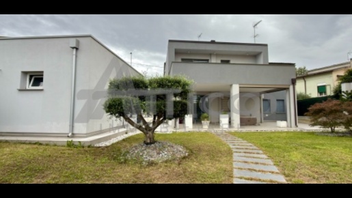 Foto Villa bifamiliare in Via Marsala RO, Rovigo Rovigo Est di 300 m²
