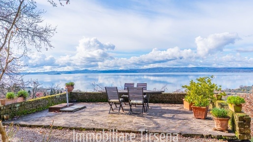 Foto Appartamento a Bolsena di 200 m² con 7 locali in vendita