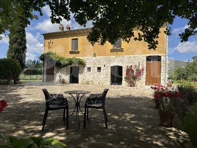 Foto Villa singola in Via SP 130 snc, Pietravairano di 400 m² con 8 locali