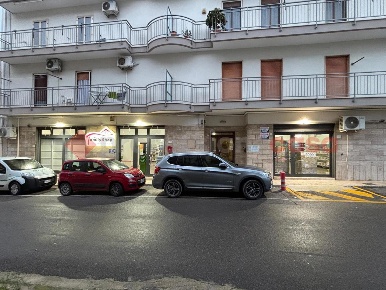 Foto Negozio in Via della scaletta 19, Crispiano di 440 m² con 1 locali