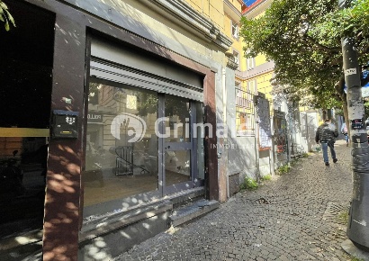 Foto Negozio in Via Armando Diaz snc, Salerno Centro di 20 m² con 2 locali