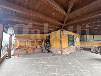 Foto Negozio in Corso Umberto I snc, Alvignano di 229 m² con 3 locali