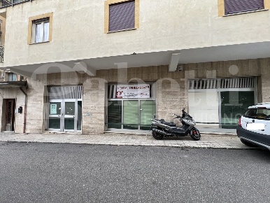 Foto Negozio in Via IV NOVEMBRE 29, Grimaldi di 380 m² con 5 locali