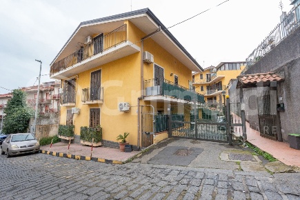 Foto Appartamento in Via Scale Sant'Anna 70, Aci Catena Centro di 100 m²