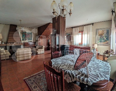 Foto Villa unifamiliare a Oristano Centro di 310 m² con 5 locali in vendita