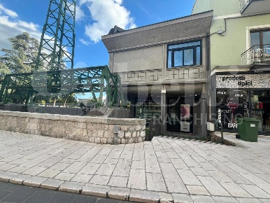 Foto Negozio in Piazza Carmine 20, Piedimonte Matese di 80 m² con 1 locali