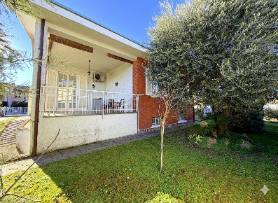 Foto Villa singola a Inveruno Centro di 230 m² con 5 locali in vendita
