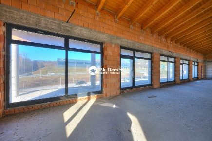 Foto Negozio in via zoller, Sabbio Chiese di 280 m² con 2 locali in vendita