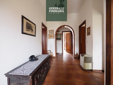 Foto Casa indipendente a Follo di 216 m² con 10 locali in vendita