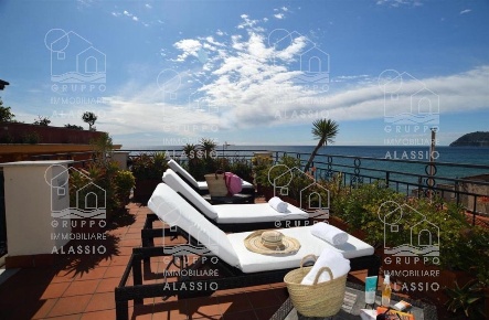 Foto Attico a Alassio Centro di 120 m² con 5 locali in affitto