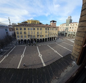 Foto Appartamento in piazza Stradivari, Cremona Centro di 185 m² in affitto