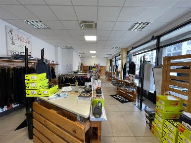 Foto Negozio in via Piave, Azzate Centro di 350 m² con 2 locali in vendita