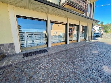Foto Negozio in Via Cavour, Castronno Centro di 400 m² con 4 locali