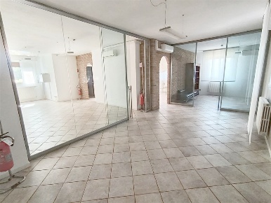 Foto Ufficio in Via San Francesco, Lazzate di 122 m² con 2 locali