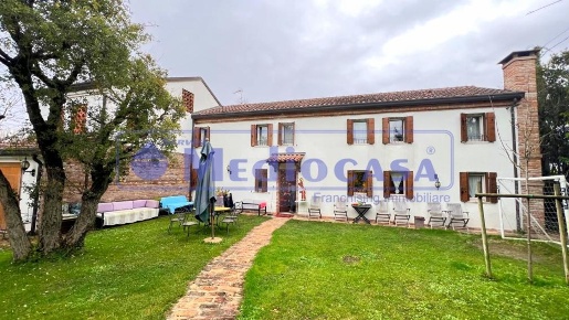 Foto Casa indipendente in Via dei mille, Rovigo di 240 m² con 10 locali