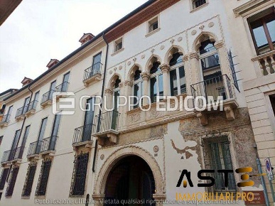 Foto Appartamento in Contrà S.S.Apostoli, Vicenza Centro Storico di 612 m²