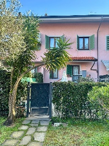 Foto Villa a schiera a Forte dei Marmi Vittoria Apuana di 193 m² in vendita
